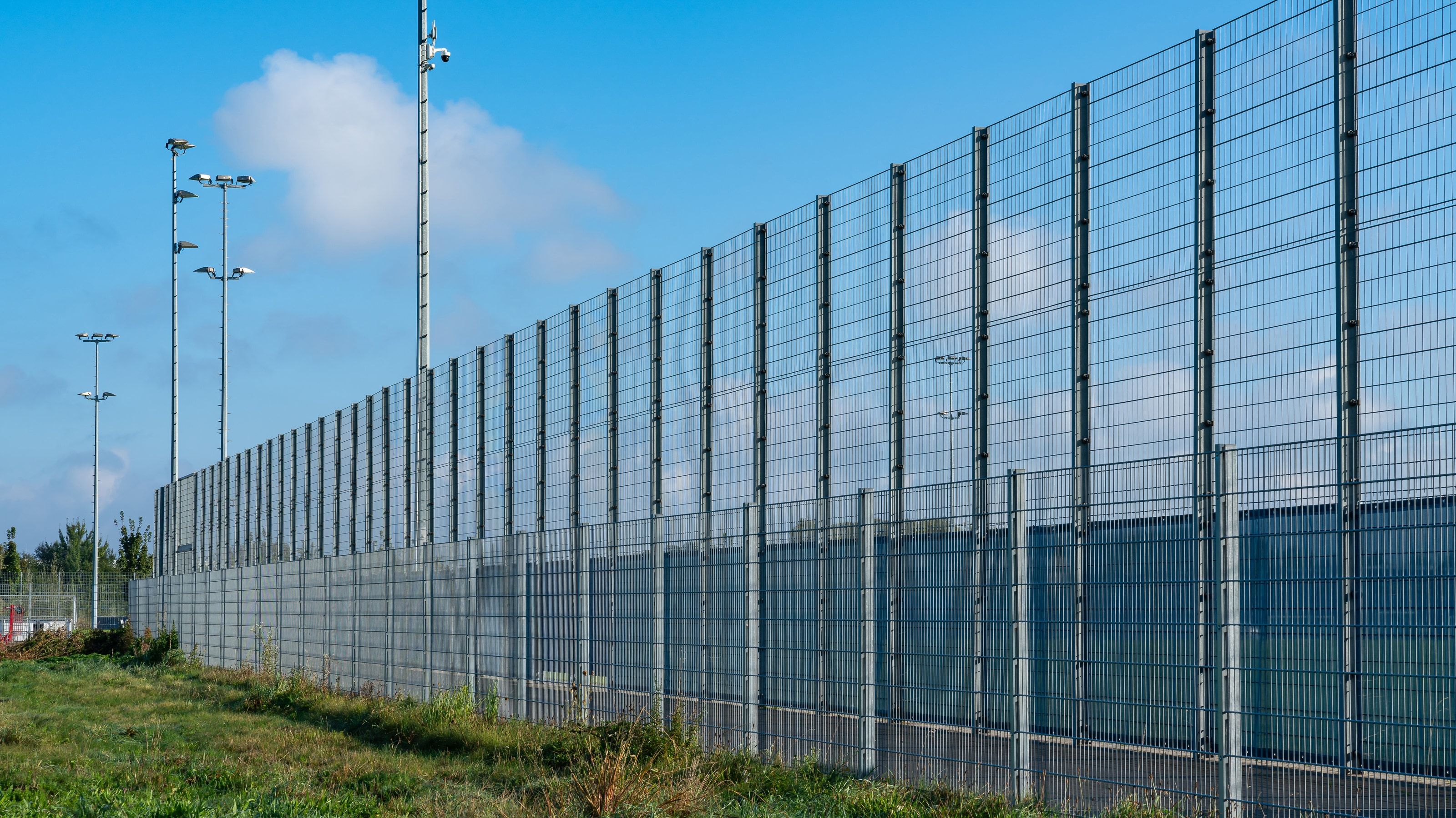 Cerramiento de seguridad de gran altura en una instalación