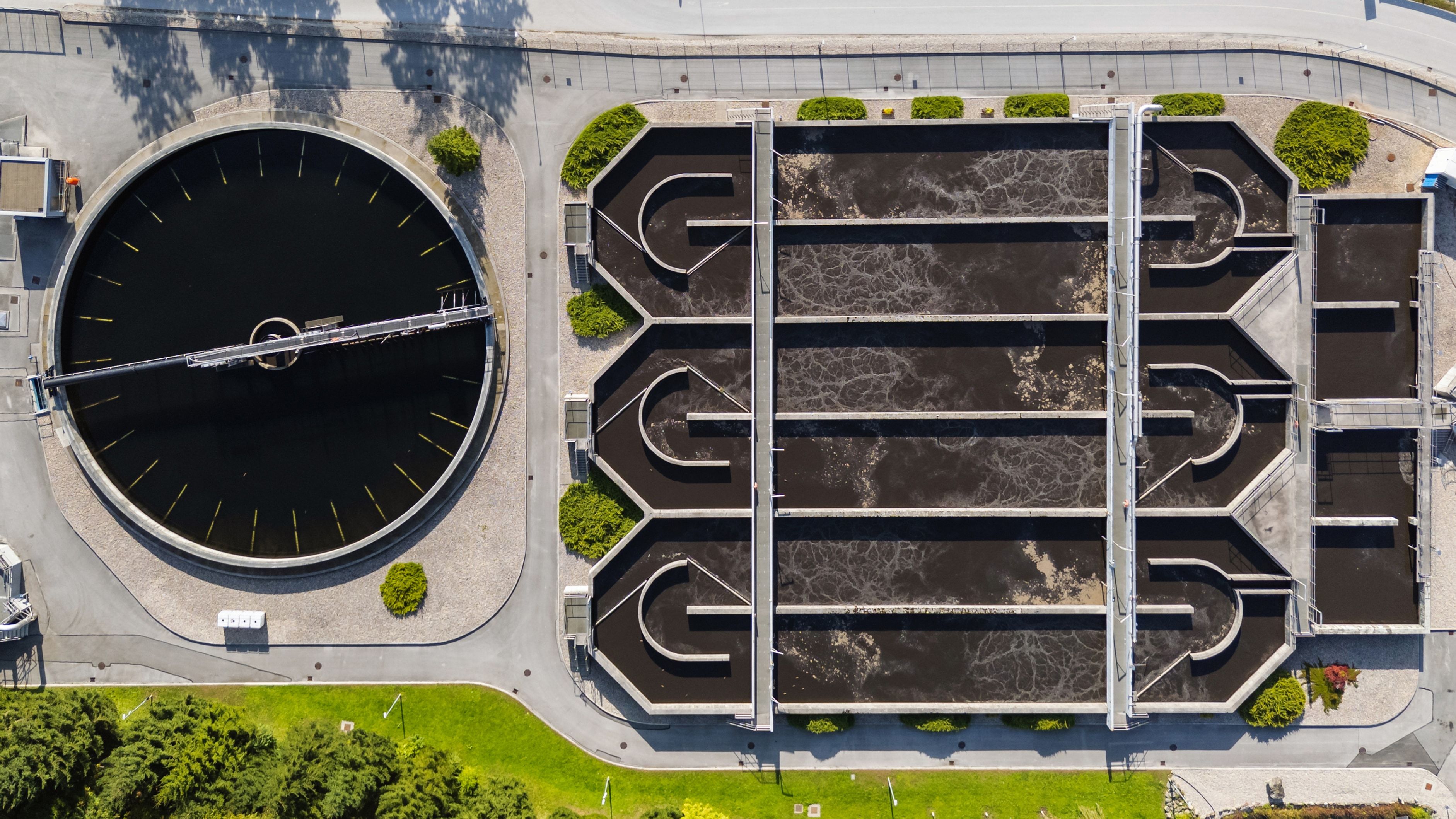 Vista aérea de una planta de tratamiento de aguas