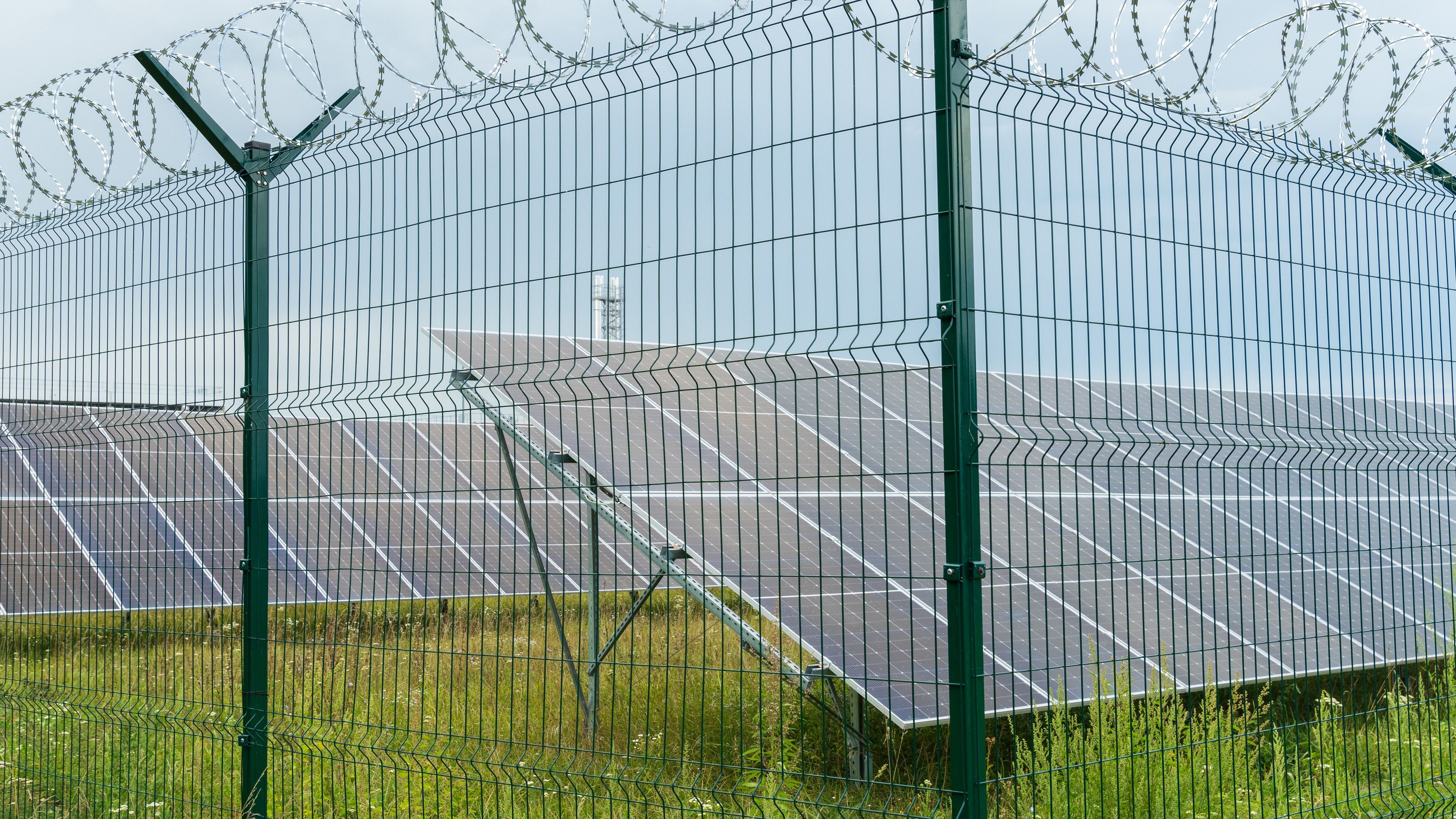 Vallado de seguridad perimetral de una planta solar fotovoltaica