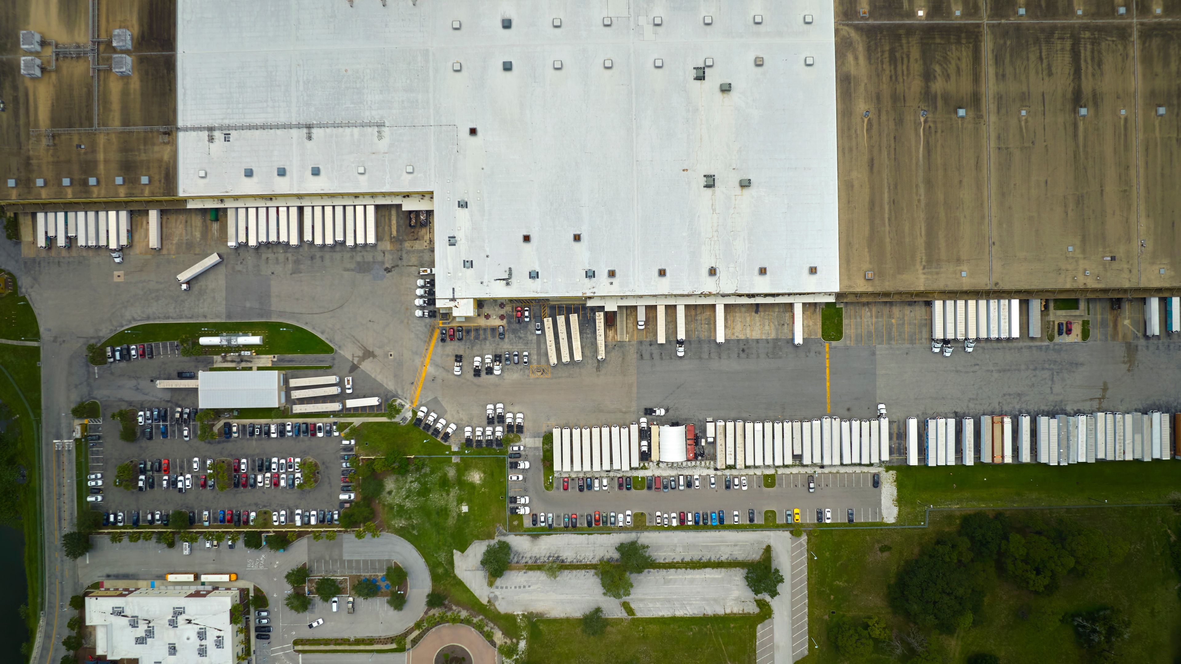 Vista aérea de un recinto industrial cerrado por su perímetro