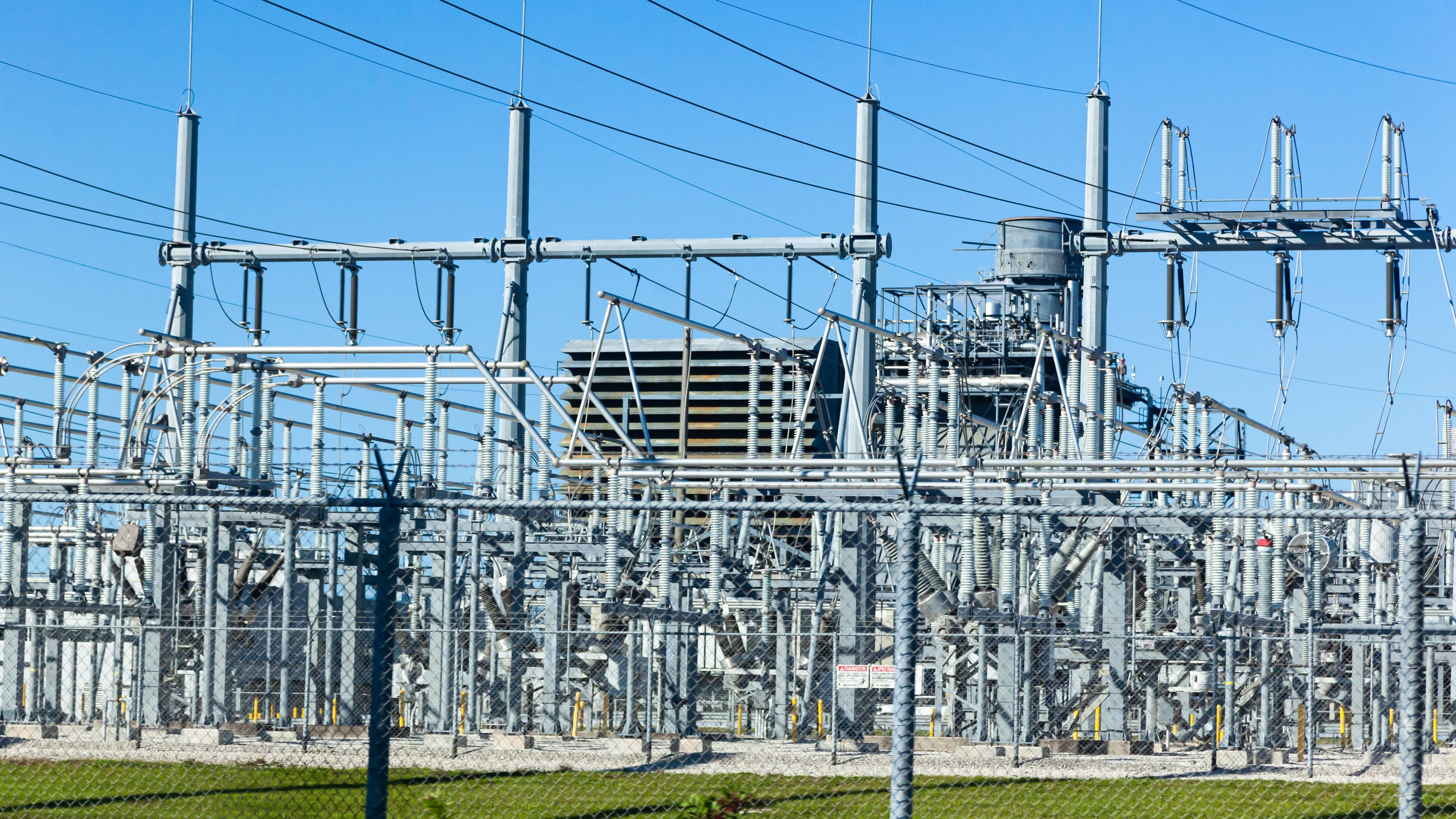 Subestación eléctrica de alta tensión tras un cerramiento